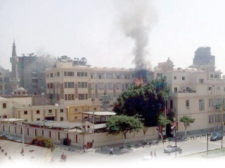 محافظة القاهرة تنجو من حريق.. والعنانى فى الغورية للاطمئنان على المناطق الأثرية