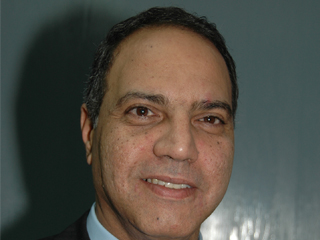 «مسلم» يعتمد حركة مديرى مكاتب ومحطات مصر للطيران الخارجية