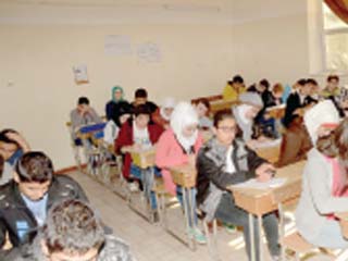 ضبط طالب يؤدى الامتحان بدلاً من شقيقه والوزير يستبعد ملاحظين لعدم الانضباط