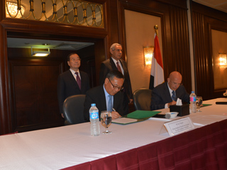 «قابيل» يشهد توقيع  إنشاء مدينة صناعية للنسيج مع الجانب الصينى فى المنيا