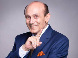 صبحى يسخر من الاختناق المرورى.. والعبارات المكتوبة على السيارات