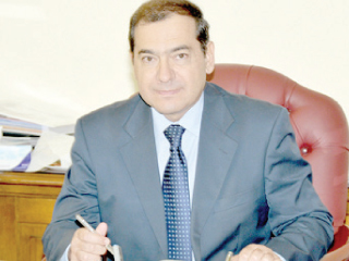 الملا يتفقد سير العمل فى المشروعات البترولية بالبحر الأحمر