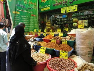 «رمضان» الأقصر بلا مكسرات.. ولا لحوم