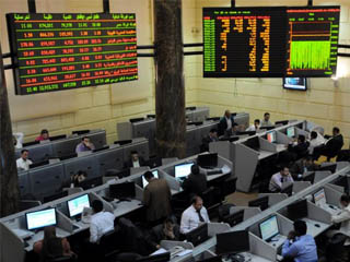 السماسرة يتحفظـون على تعاملات سوق «خارج المقصورة» عبر البنوك