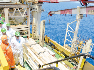 وزير البترول يتفقد جهاز الحفر البحرى «سايبم 10000»