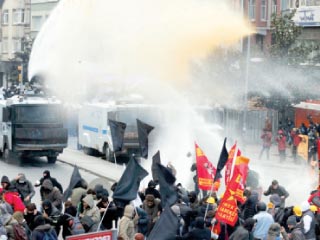 مجلة أمريكية: أردوغان يلعب بالنار مع جيشه والانقلاب ضده وشيك