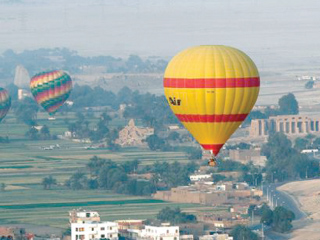 إقلاع 6 رحلات للبالون الطائر تقل 87 سائحاً بالأقصر