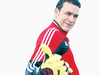 «فيفا»  يصف الحضرى بالأسطورة واللاعب يرد: أحلم بالمونديال