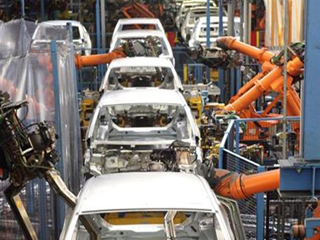 «الصناعة» تتفاوض مع إحدى الشركات الفرنسية لتجميع السيارات فى مصر