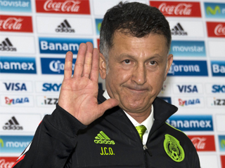 مدرب المكسيك ينجو من صدمة سباعية تشيلى