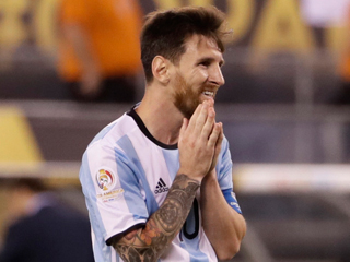 صدمة اعتزال ميسى بين فرحة الكتالونيين وحزن المدريديين