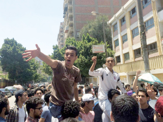 طلاب الثانوية يطالبون بإقالة الوزير.. ويهتفون على سلالم الصحفيين: «شيكا بيكا مش هنعيد الديناميكا»