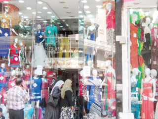 أسعار الملابس تحرق جيوب المصريين.. والفاترينات للفرجة