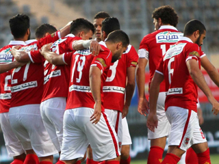 كبار الاهلى يدافعون عن شريف إكرامى قبل القمة