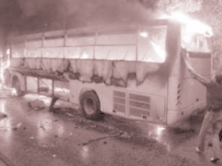 إختلف مع صديقه فسكب مواد مشتعلة أسفل باب شقته