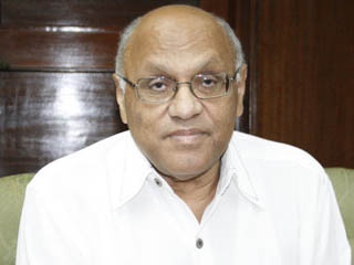 .. و«القعيد»: لدينا توجه للركض تجاههم «كنت فى الدار وأصبحت فى النار»