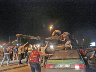 160 قتيلاً واعتقال 2893 عسكرياً.. وعزل 2745 قاضياً فى حرب الجيش والشرطة بتركيا