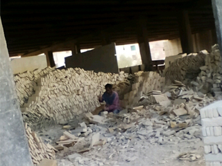 ورش «الديكورات» تنتعش فوق مزلقان البساتين