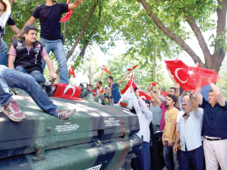 تركيا تعزل 8 آلاف من أفراد الشرطة.. وجندى يطلق نارا أمام قصر العدل