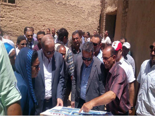 ..ويتضامن مع معاناة أهالى «الوادى الجديد»