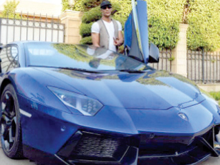 رمضان يثير أزمة بعد نشر صور له بجانب سيارته الفارهة