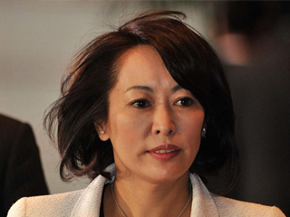 رئيس وزراء اليابان يعين أول امرأة وزيرة للدفاع