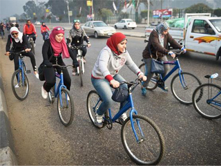 «هى تقود» ينظم حملة لتمكين المرأة بـ«العجلة»