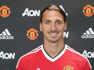 إبراهيموفيتش يواصل صناعة التاريخ