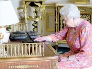 حساب سرى لإليزابيث الثانية على «فيس بوك»