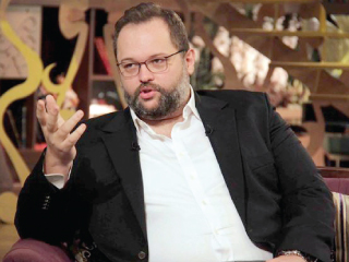 محمد عبدالعزيز  يتعاقد على  «طاقة نور» مع هانى سلامة