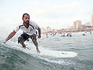 صناع فيلم «Gaza surf club»: تعمدنا إظهار الوجه الآخر لأهالى غزة ولم نشجعهم على الهجرة