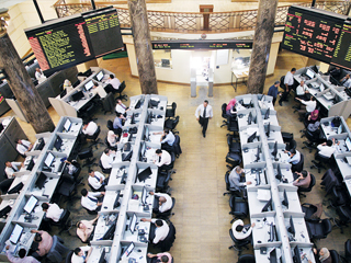 المستثمرون فى انتظار طرح شركات البترول الحكومية بالبورصة