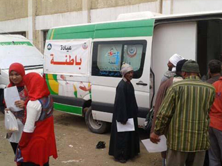 قوافل «أسيوط» الطبية تضمد آلام 4700 مريض