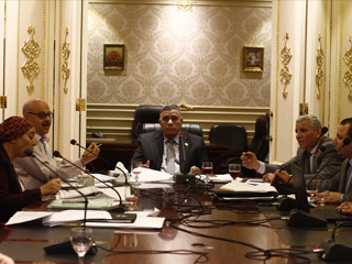 خلافات وجدل بين الحكومة  و«القوى العاملة» بسبب عقود العمل