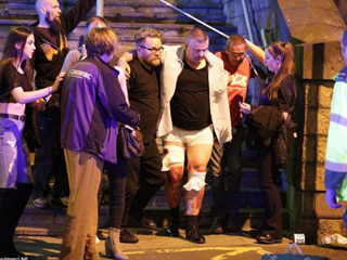 22 قتيلا و60 جريحا حصيلة  هجوم مانشستر الإرهابى.. والآباء يلجأون لمواقع التواصل الاجتماعى للبحث عن أبنائهم