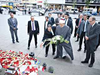 الطيب يزور موقع حادثة الدهس ببرلين.. ويوجه رسالة سلام وتضامن مع ضحايا الإرهاب فى ألمانيا والعالم كله