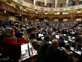 «سن العمل النقابى» يثير أزمة داخل «البرلمان»