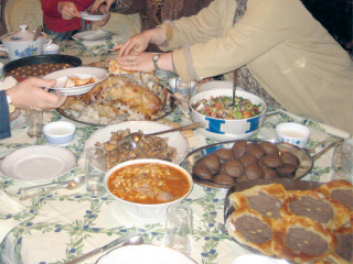 فقهاء: إفطار  مسلمى دول النهار الممتد على توقيت مكة غير جائز