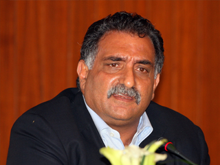 عزمى بشارة يقفز من مركب «تميم» قبل «الانقلاب»