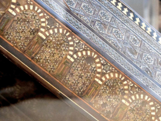 قطع فنية خشبية مطعمة بالعاج والأبانوس والذهب