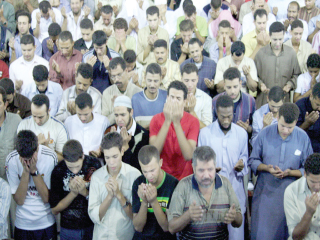 أزهريون: الصلاة بمكبرات الصوت «مكروه ورياء»