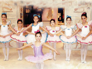 زهرات متحف الطفل يرفعن شعار «مصرية أنا» فى حفل الباليه السنوى