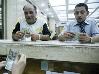 خبراء: إلغاء سقف التحويلات يعزز ثقة المستثمرين بالسوق المصرى