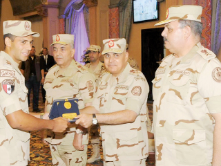 السيسى يمنح «التراس» قائد الدفاع الجوى السابق وسام الجمهورية