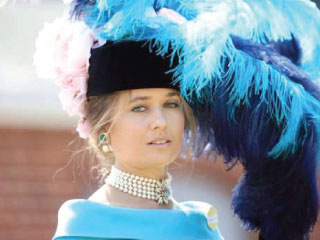 القبعات الغريبة تغزو سباق رويال أسكوت ببريطانيا