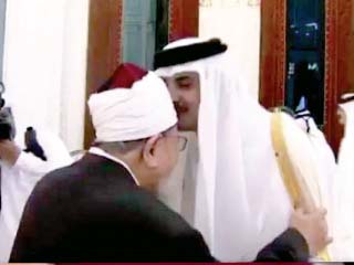 «القُبلة الحرام» على رأس «إمام الإرهاب»