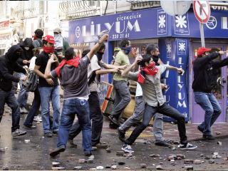 مظاهرات فى تركيا اعتراضا على حملات الاعتقالات والقمع التى يقوم بها الديكتاتور