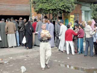 اشتبـاك.. نقاط الخبز تثير الخلافات بين «الصناعات الغذائية» والبقالين التموينيين