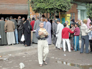 التموين: سحب عينات دقيق من المطاحن للتأكد من جودة المنتج