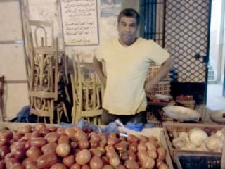 عضو هيئة تدريس فى الصباح وبائع طماطم بعد الظهر